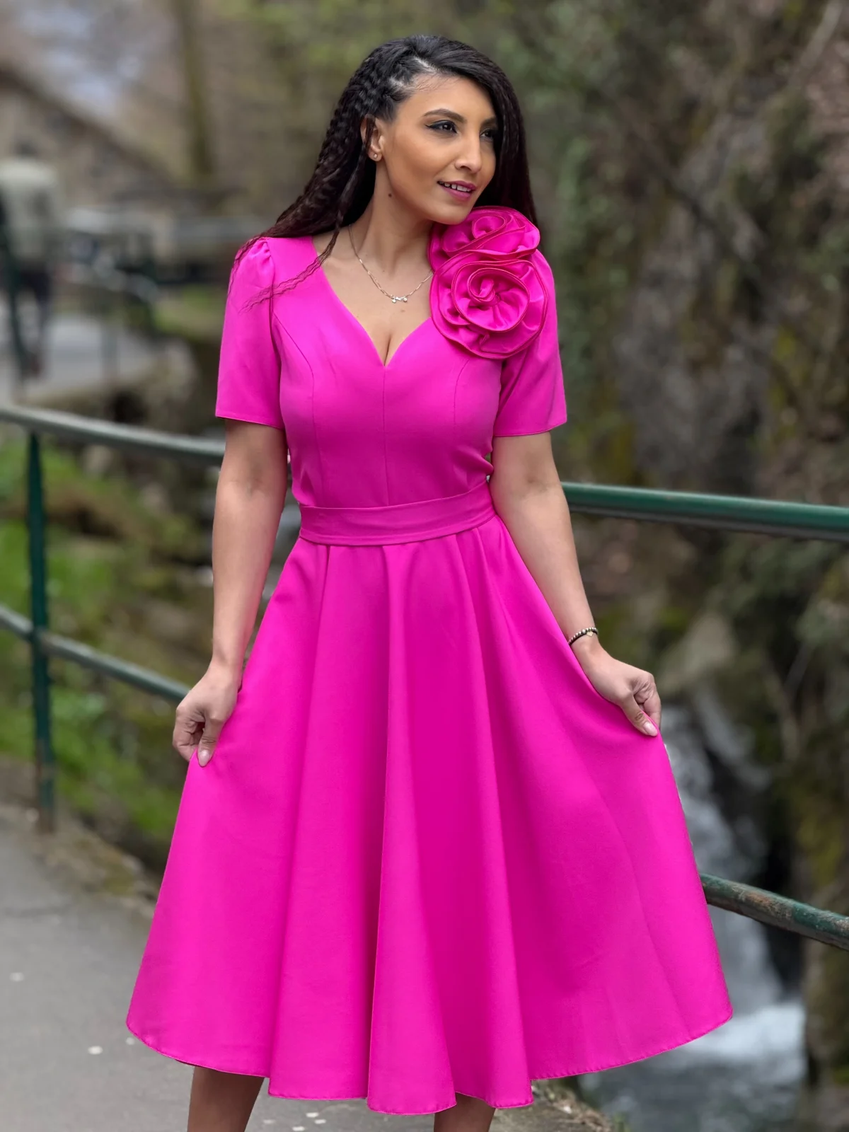 Rochii de zi - Rochie midi fuxia in clos cu maneci scurte