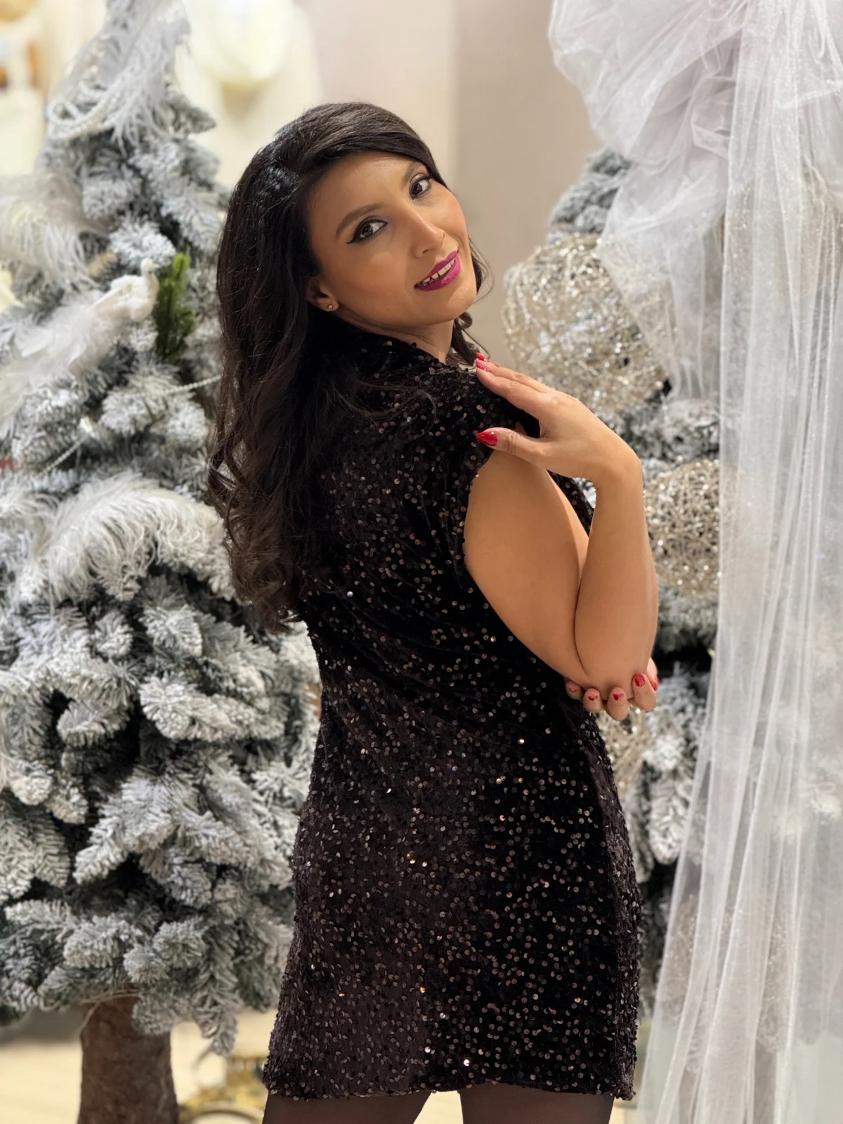 Rochie scurta maro cu paiete si umeri bufanti [5]