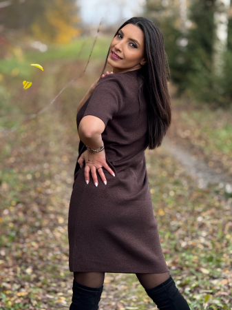 Rochie scurta maro cu aplicatie cu pietricele la gat [3]