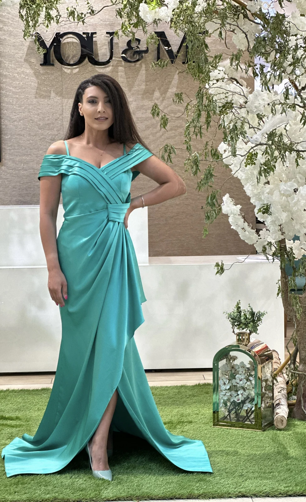Promotii actuale - Rochie verde lunga pe umeri