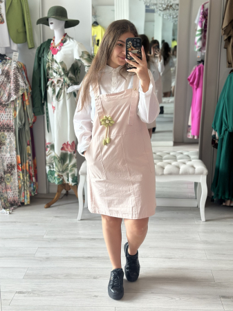 Promotii actuale - Rochita scurta roz pal tip sarafan cu brosa floare crosetata
