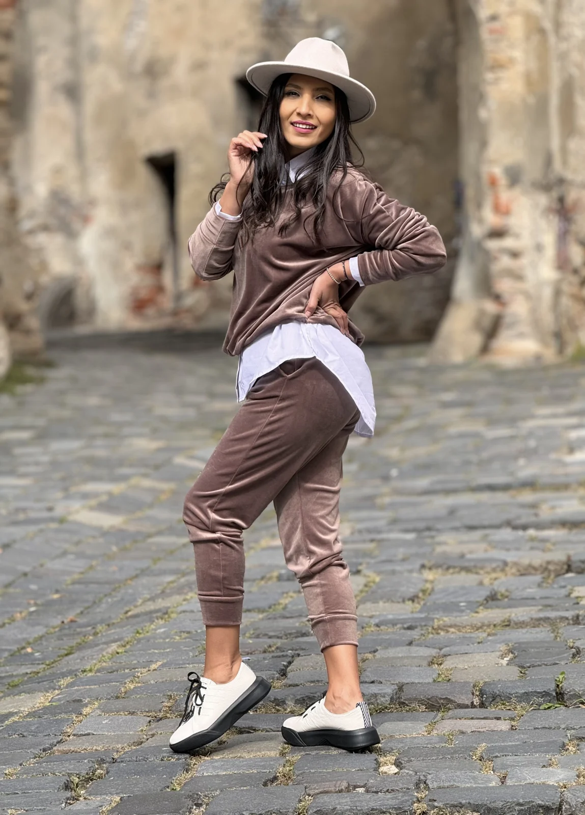 Costum si compleu - Trening cappucino din catifea