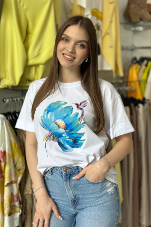 Tricouri si topuri - Tricou alb din bumbac cu imprimeu colibri și floare albastra