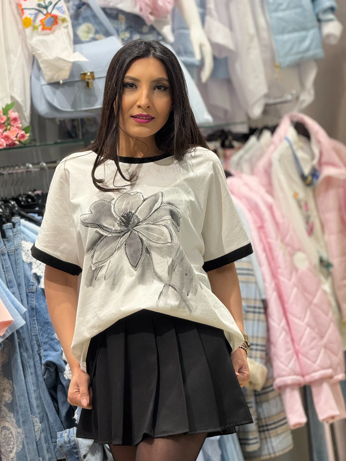 Tricouri si topuri - Tricou cu imprimeu floral negru cu aplicatie textila 3D