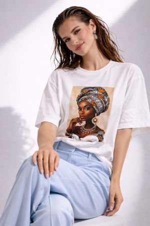 Colectia NOUA - tricou dama alb cu imprimeu fata cu turban si cercei statement