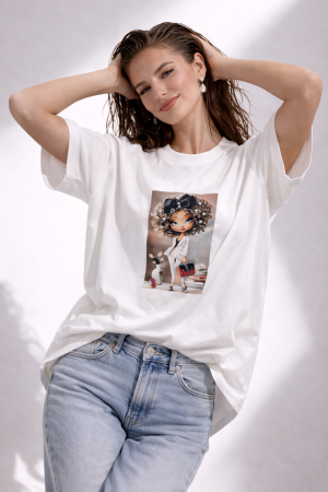 Colectia NOUA - Tricou dama alb cu imprimeu fetita cu perle si fundita in par