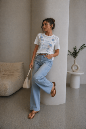 Imbracaminte dama - Haine cu suflet - Tricou dama alb cu imprimeu floral albastru