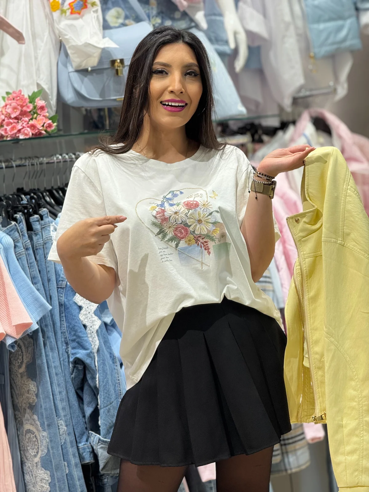 Tricouri si topuri - Tricou dama alb cu imprimeu floral multicolor in forma de inima