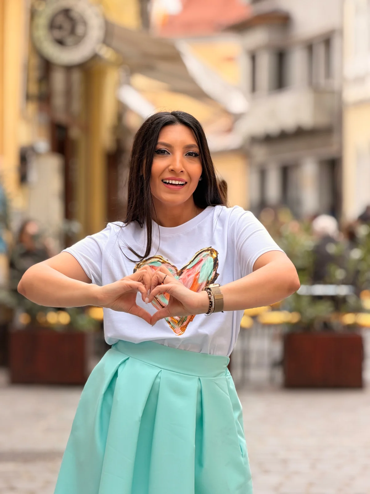 Colectia NOUA - Tricou dama alb cu imprimeu inima multicolora