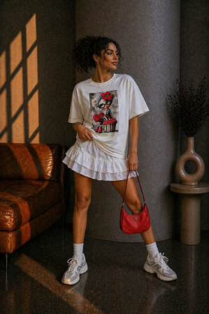 Tricouri si topuri - Tricou dama alb din bumbac cu imprimeu fetita cu bentita rosie