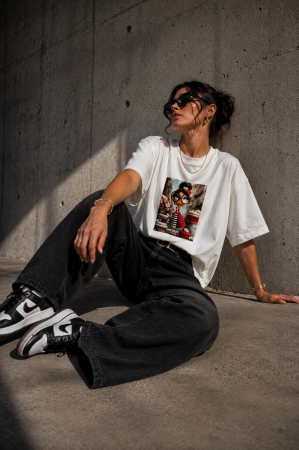Colectia NOUA - Tricou dama alb din bumbac cu imprimeu fetita cu rochie cu tesaturi mixte