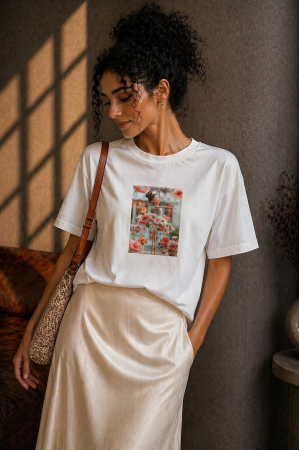 Tricouri si topuri - Tricou dama alb din bumbac cu imprimeu fetita cu rochie din flori