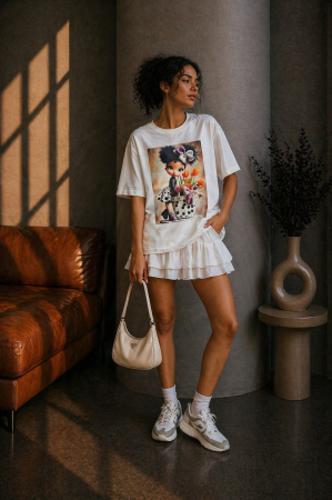 Tricouri si topuri - Tricou dama alb din bumbac cu imprimeu fetita langa cos de lalele