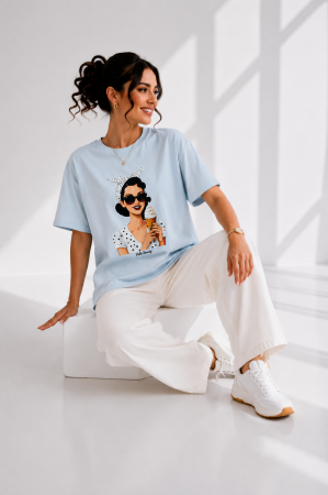 Imbracaminte dama - Haine cu suflet - Tricou dama albastru deschis cu imprimeu fata imbracata cu alb si inghetata in mana