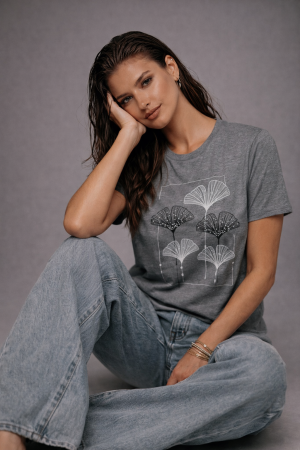 Colectia NOUA - Tricou dama gri cu imprimeu flori minimaliste in chenar argintiu