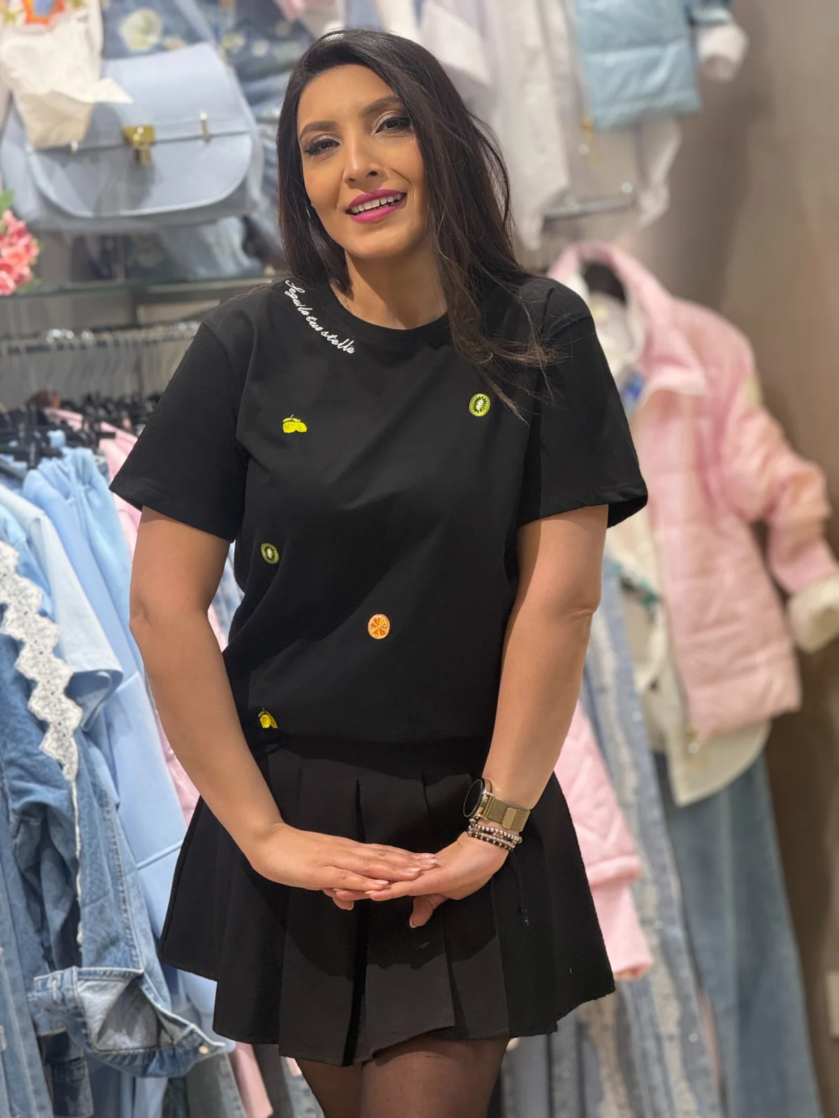 Tricouri si topuri - Tricou dama negru cu imprimeu broderii cu fructe