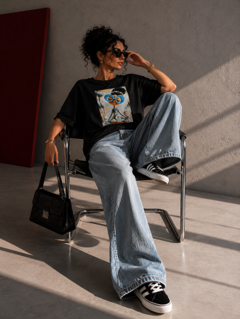 Tricouri la 1+1 =  - 50% - Tricou dama negru cu imprimeu fetita cu coc si ochelari albastrii