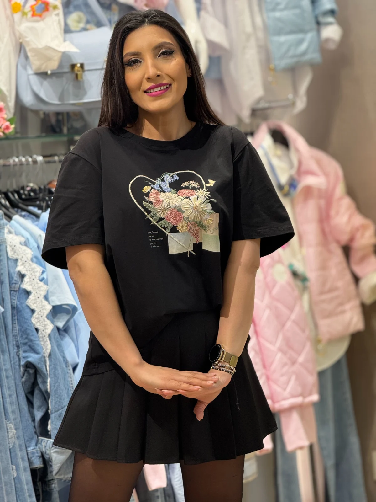 Tricouri si topuri - Tricou dama negru cu imprimeu floral multicolor in forma de inima