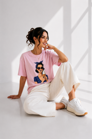 Imbracaminte dama - Haine cu suflet - Tricou dama roz cu imprimeu fata imbracata in blomaren si inghetata in mana