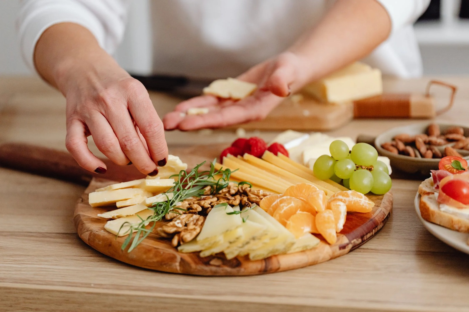 7 reguli pentru a rupe gura târgului cu cel mai bun platou de brânzeturi