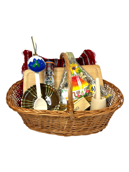 Coș cadou-1 cu produse lucrate manual – un dar autentic, plin de tradiție [1]