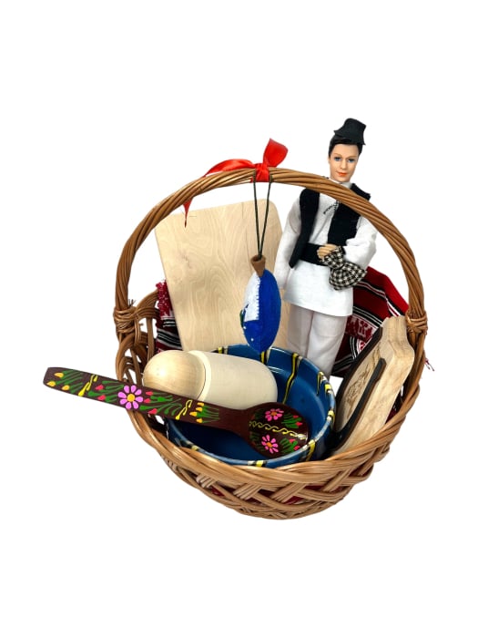 Coș cadou-4 cu produse lucrate manual – un dar autentic, plin de tradiție [1]