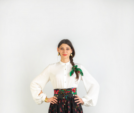 Fashion si Bijuterii - Cămașa Albă și Brâu cu Motive Etno și  Banuți