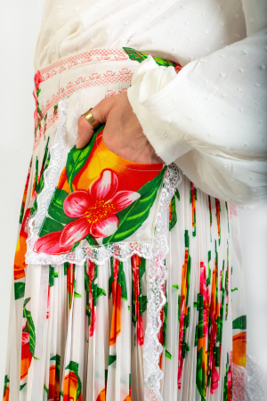 Fusta Alba cu Sort traditionala, Plisata [4]