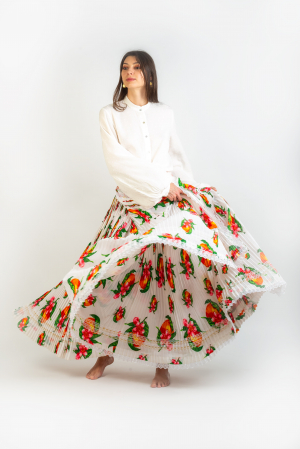 Fashion si Bijuterii - Fusta Alba cu Sort traditionala, Plisata
