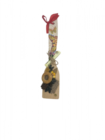 Cadouri de Sarbatori - Spatulă din lemn pictată și decorată – piesă de decor cu farmec tradițional