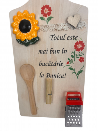 Tocator din Lemn cu Mesaj și Ustensile Miniaturale – Un Accesoriu Unic pentru Bucătăria Ta [1]