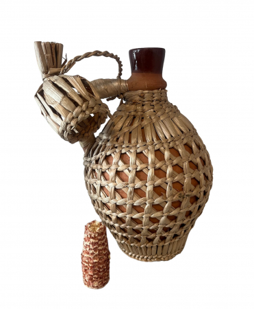 Sticle si Plosti cu papura, rachita si piele - Ulcior Handmade din Ceramică și Papură, 1 Litru - O Eleganță Tradițională Împletită în Fiecare Detaliu