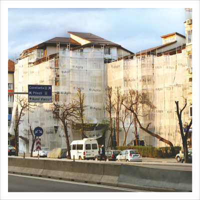 plasa schela personalizabila - Plasa alba fatada constructii