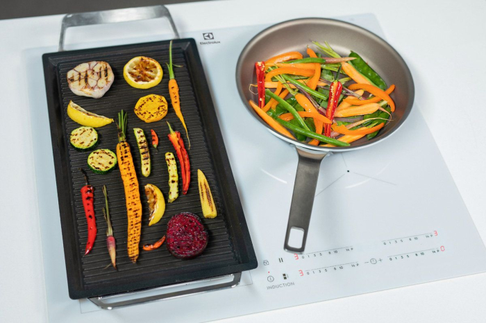 Plită cu Inducție Electrolux EIV63440BW, 59 cm, 4 Zone FlexiBridge, Funcție PowerBoost, Hob2Hood, Control Touch, Alb pukika.ro [3]