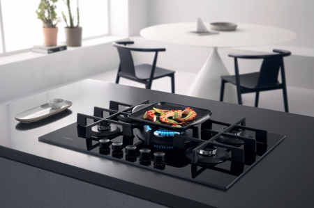 Plită pe Gaz Whirlpool AKWL 728/NB, 73 cm, 5 Arzătoare, WOK, Grătare Fontă, Aprindere Electrică, Siguranță Gaz, Sticlă Neagră pukika.ro [3]