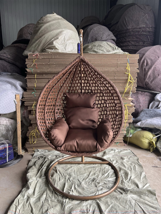 Balansoar tip cuib cu structură stabilă și perne moi, ideal pentru relaxare în living, balcon sau terasă. Design modern, confort maxim și stil natural. [5]