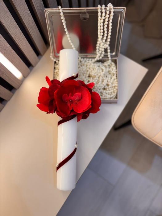 Lumânare decorativă albă cu floare roșie  – design elegant pentru evenimente speciale [2]
