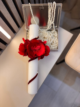 Lumânare decorativă albă cu floare roșie  – design elegant pentru evenimente speciale [1]