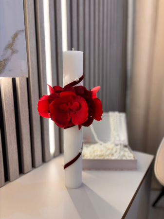 Lumânare decorativă albă cu floare roșie  – design elegant pentru evenimente speciale
