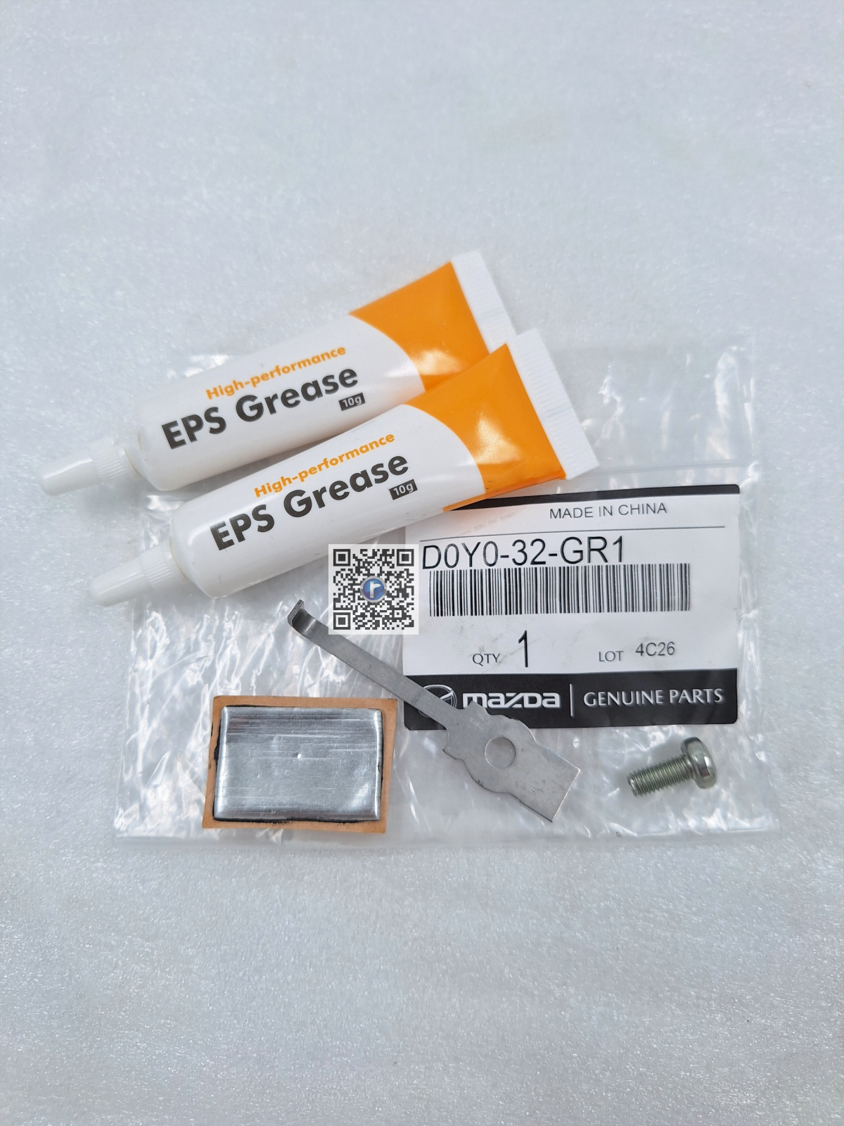 Coffre avec pieces de voiture - KIT VASELINE - Mazda D0Y032GR1