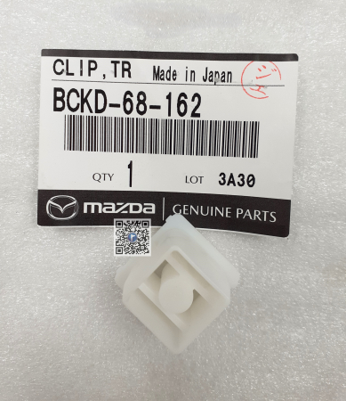 Coffre avec pieces de voiture - PINCE DE REMBOURRAGE - Mazda BCKD68162
