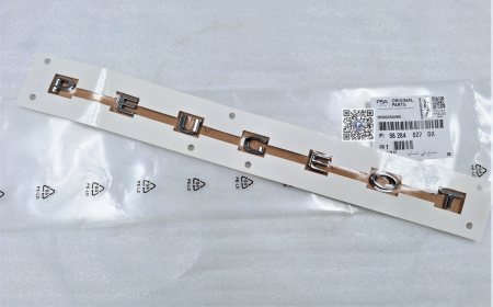 Trunk with car parts - PEUGEOT TAILGATE EMBLEM - Peugeot 208 98284027DX