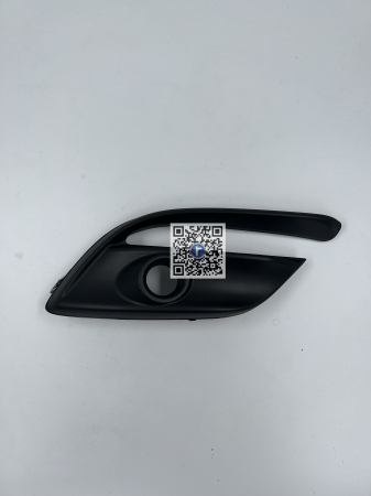 Trunk with car parts - GRILA PROIECTOR CEATA FATA DR - M3 BAJC50C11A
