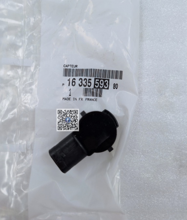 Trunk with car parts - REAR PARKING SENSOR - 1633559380