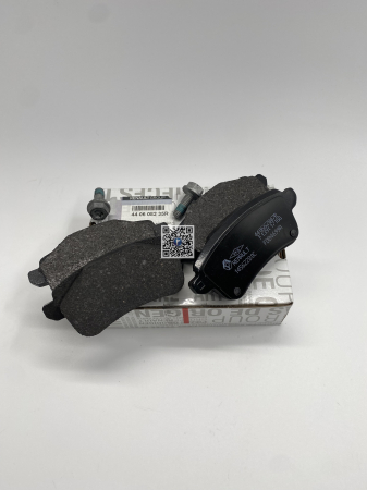 Багажник с автозапчастями - КОМПЛЕКТ ЗАДНІХ ГАЛЬМІВНИХ КОЛОДОК - 440608235R