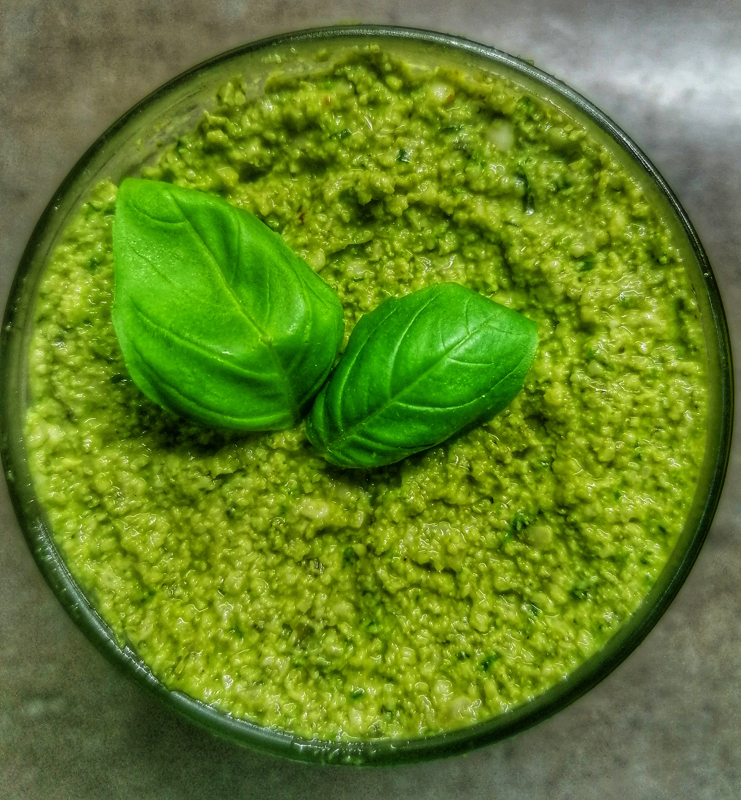 Sos pesto vegan cu busuioc si seminte de dovleac