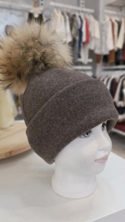 COPII - Căciulă din lana/bumbac, accesorizata cu mot natural/raton, culoare maro