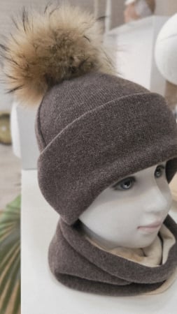 COPII - Set cu caciula accesorizata mot natural/raton si esarfa circulara, lana/bumbac, maro