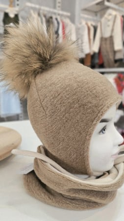 COPII - Set cu caciula accesorizata cu mot natural si esarfa circulara, lana&bumbac, cafea cu lapte