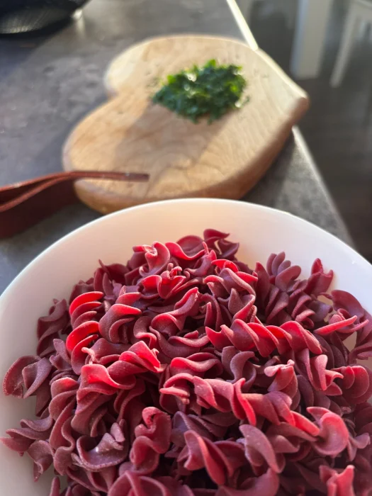 Paste cu sfeclă, ciuperci și bacon – o rețetă colorată și plină de savoare